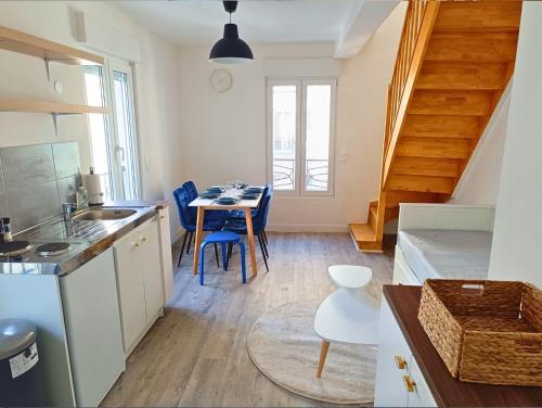une cuisine avec une table et une salle à manger dans l'établissement Proche de LA VILLETTE - Métro 7 à 1 min, à Pantin
