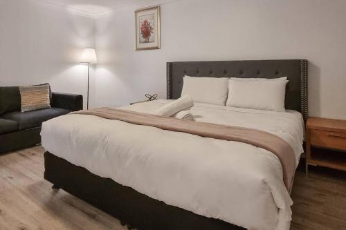 Ένα ή περισσότερα κρεβάτια σε δωμάτιο στο Wishart 1Bed 1Bath Tiny, Quiet House w Parking M15