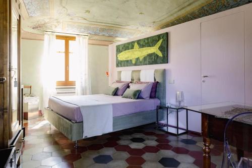 - une chambre avec un lit et une croix sur le mur dans l'établissement Eramare - Charming Suite in the Countryside, à Asti