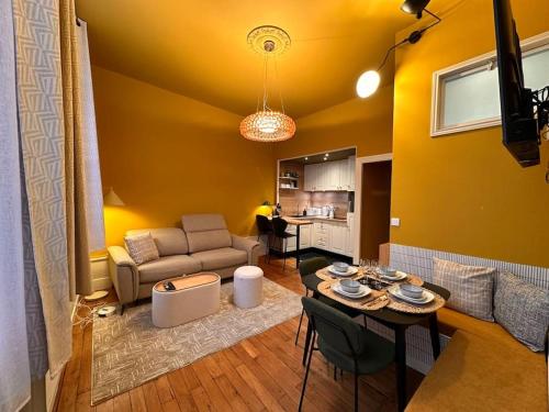 un salon avec un canapé et une table dans l'établissement La belle Jeannine - T2 40 m2 - Calme, central, haut de gamme, tout équipé, à Dijon