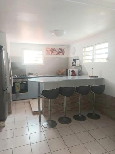 Appartement charmant à Sainte-Luce avec vue sur la montagneにあるキッチンまたは簡易キッチン