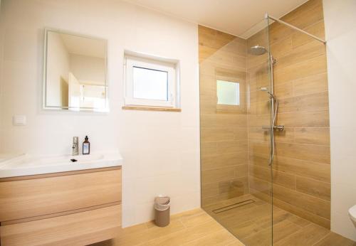 une salle de bain avec douche et lavabo dans l'établissement Casa Cubo - Amazing Central 6 bedroom Villa, à Carvoeiro