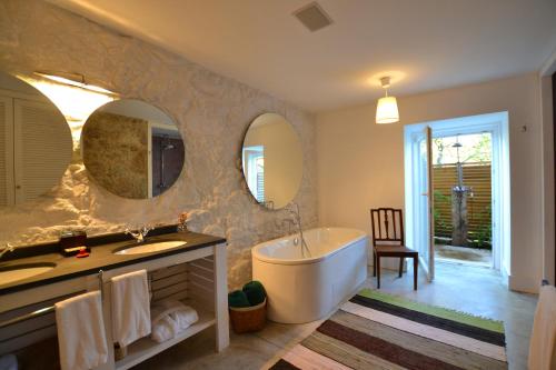 Ein Badezimmer in der Unterkunft Quinta do Ameal - Wine & Tourism Terroir