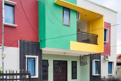 a colorful house with a rainbowterior at D Cost 19 Syariah Mitra RedDoorz in Palas 2
