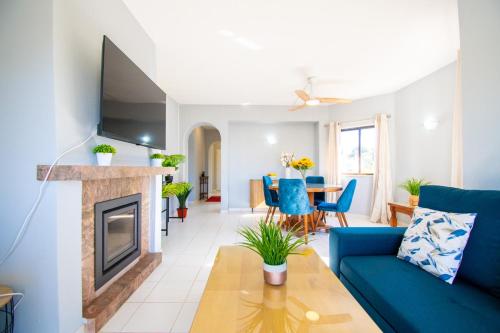 99B Hibiscus - Spacious 2-Bedroom Apartment with Pool Views