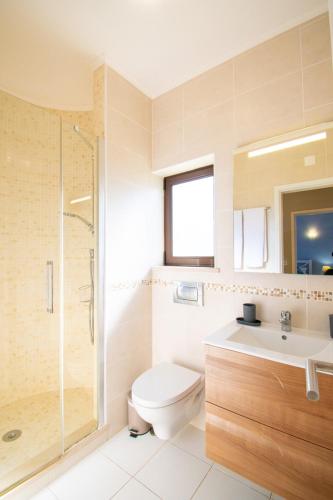 99B Hibiscus - Spacious 2-Bedroom Apartment with Pool Views