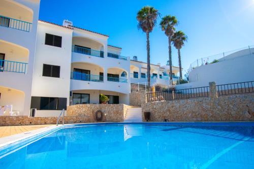 99B Hibiscus - Spacious 2-Bedroom Apartment with Pool Views