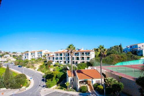 99B Hibiscus - Spacious 2-Bedroom Apartment with Pool Views