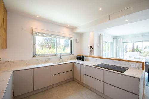 Η κουζίνα ή μικρή κουζίνα στο Casa da Lua - Luxury 4-Bedroom Villa with Pool