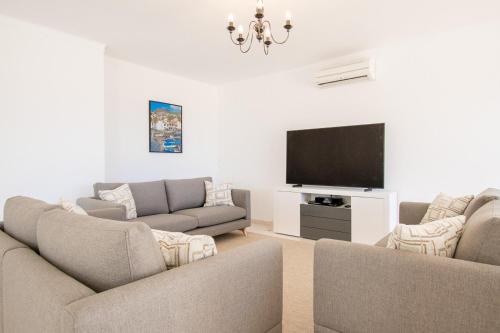 Casa Filipa Lower Floor - Charming 3-Bedroom Villa with Heated Pool