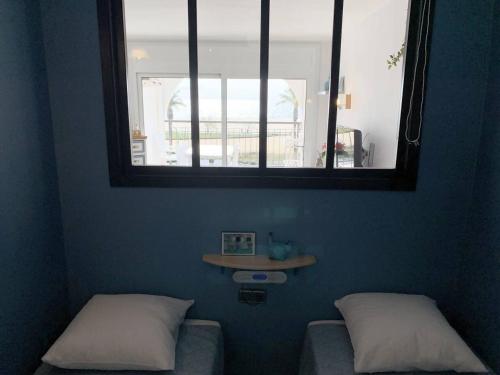 Ruang duduk di AwayDays Bonito Apt con Vistas a Bahía de Rosas