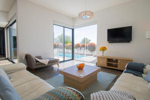 Casa Madeira - Spacious 4-Bedroom Villa with Private Pool