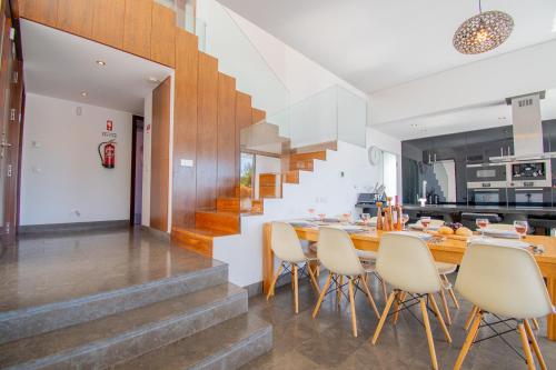 Casa Madeira - Spacious 4-Bedroom Villa with Private Pool