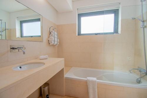 Casa Madeira - Spacious 4-Bedroom Villa with Private Pool
