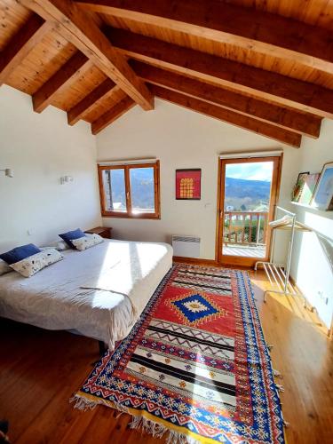 une chambre avec un grand lit et un tapis dans l'établissement Maison Bellevue, à Osséja