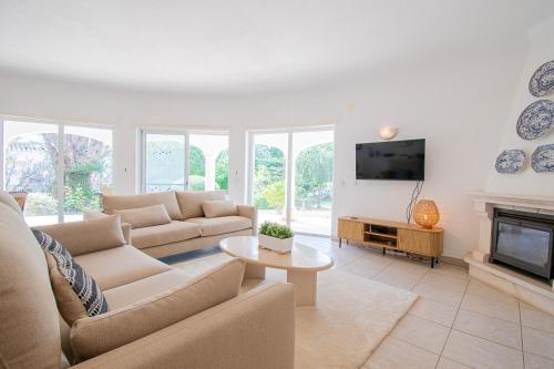 Villa La Pausa - Serene 3-Bedroom Retreat with Heated Pool
