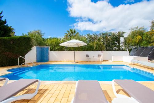 Villa La Pausa - Serene 3-Bedroom Retreat with Heated Pool