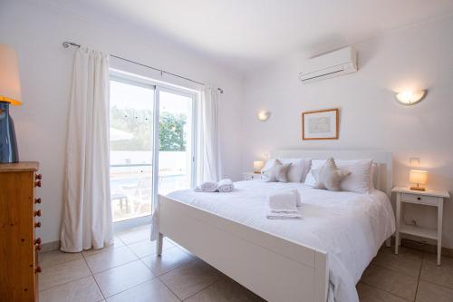 Villa La Pausa - Serene 3-Bedroom Retreat with Heated Pool