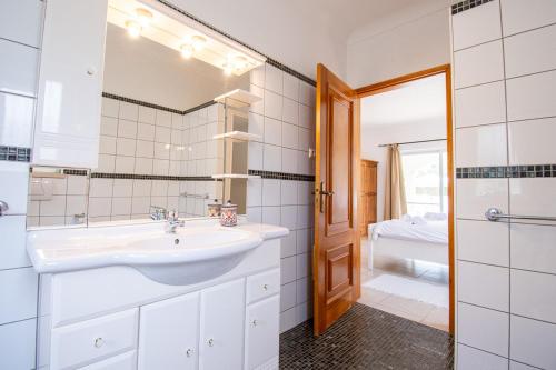 Villa La Pausa - Serene 3-Bedroom Retreat with Heated Pool