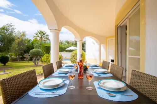 Villa La Pausa - Serene 3-Bedroom Retreat with Heated Pool
