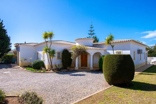 Villa La Pausa - Serene 3-Bedroom Retreat with Heated Pool