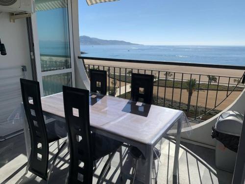 AwayDays Minimal Apartment with Incredible Views