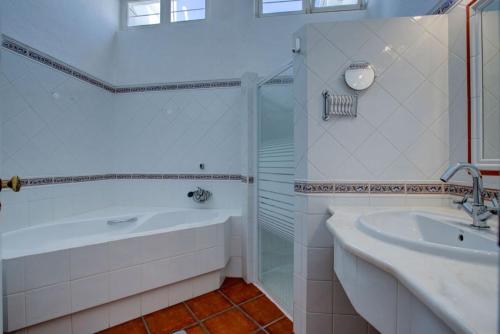 Villa Barlavento - Stunning 4-Bedroom Villa with Tennis Court