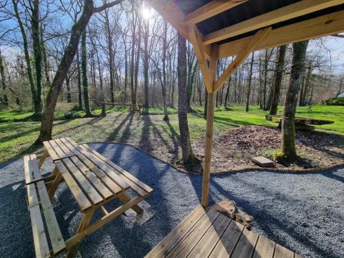 Taman di luar Les Chalets de SAUMUR, Piscine & Parc boisé, 100m du CadreNoir