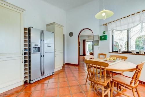 Villa Barlavento - Stunning 4-Bedroom Villa with Tennis Court