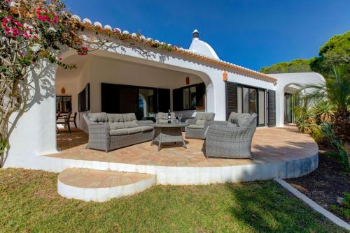 Villa Barlavento - Stunning 4-Bedroom Villa with Tennis Court