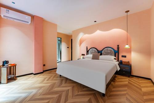 Postel nebo postele na pokoji v ubytování Chaozhou Fanhuali B&B