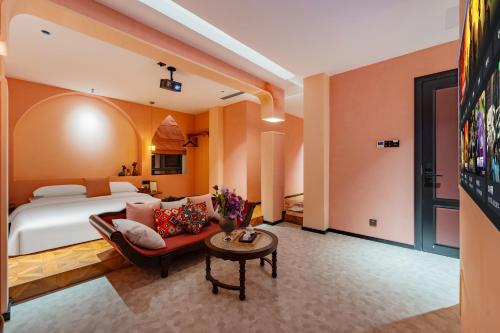 a hotel room with a bed and a couch at Chaozhou Fanhuali B&B in Chaozhou