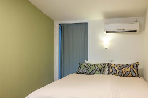 Una cama o camas en una habitación de IBEX unique Desert Inn