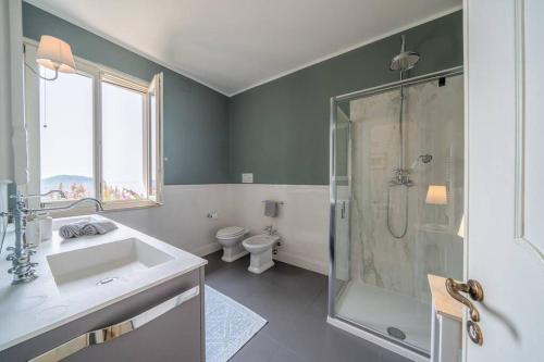 a bathroom with a shower and a sink and a toilet at Villa Rosa del Garda Golf and Bike in Garda