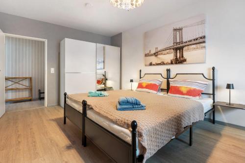 a bedroom with a large bed in a room at Ferienwohnung Elmi in Bad Harzburg