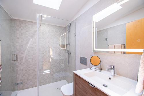 Casa Colmeia - Charming 2-Bedroom Cottage photo 3