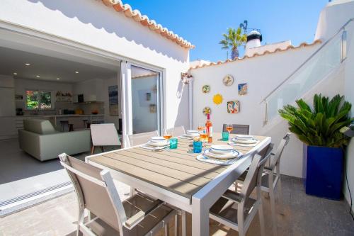 Casa Colmeia - Charming 2-Bedroom Cottage