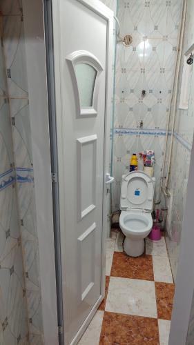 un piccolo bagno con servizi igienici e porta di عين النعجة جسر قسنطينة الجزائر Ain Naadja a Le Gué de Constantine