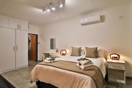 A bed or beds in a room at Finch Nest