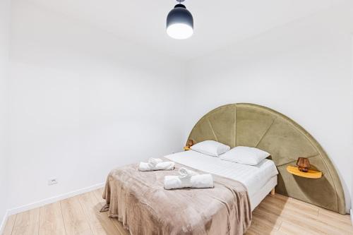 een slaapkamer met een groot bed met handdoeken erop bij Nation Confort & Espace in Parijs