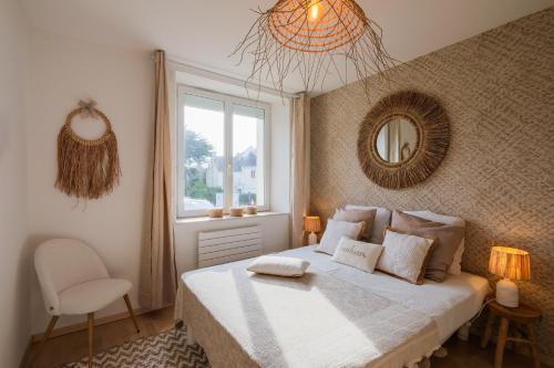 une chambre avec un grand lit et une fenêtre dans l'établissement Côté Océan - Appt vue mer de 134 m2, à Saint-Nazaire