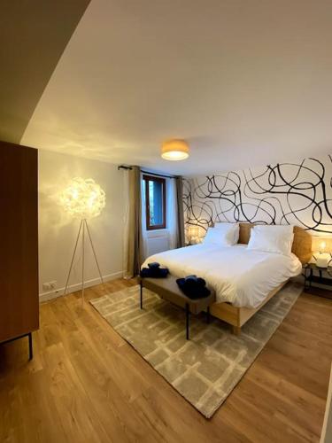 une chambre avec un grand lit dans une pièce dans l'établissement Superbe T2 rénové 2km Gare avec parking privé, à Massy