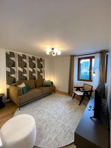 un salon avec un canapé et une télévision dans l'établissement Superbe T2 rénové 2km Gare avec parking privé, à Massy