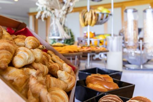 モンサンミッシェルにあるル サン トーベールのさまざまな種類のパンが並ぶパン屋