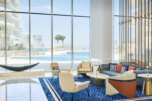 Bazén v ubytování The St. Regis Al Mouj Muscat Resort nebo v jeho okolí