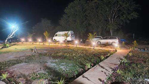eine Gruppe von Autos, die nachts auf einem Parkplatz geparkt werden in der Unterkunft Roopa Resorts in Araku