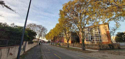 an empty street with trees and a building at :) Spacieux T4 AÉROPORT, ensoleillé, déco soignée in Blagnac