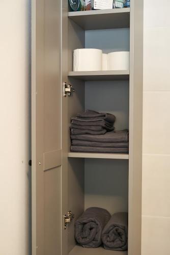 a towel rack with towels in a bathroom at Ferienwohnung Tromei-Hof in Oberderdingen