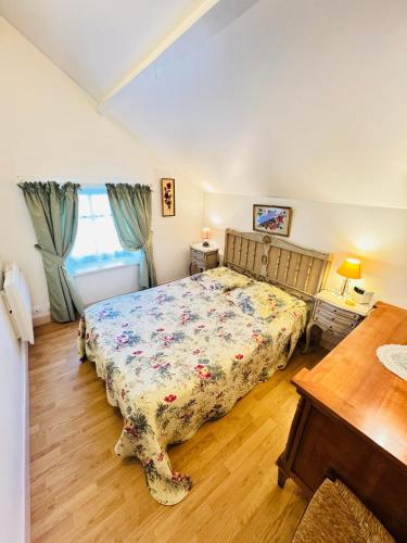 une chambre avec un lit et un parquet dans l'établissement Résidence du Capitaine Havre de paix à la mer, à La Barre-de-Monts