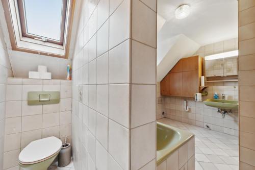 a bathroom with a toilet and a sink at GÜNSTIGES Apartmenthaus für Monteure in Waiblingen City Wifi, Smart TV, Parking NEW in Waiblingen